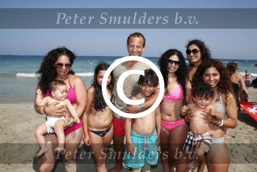 ibiza 14 juli 2013
Najib Amhali met zijn vrouw Niama en zoon Noah op coco beach .
Ze zaten daar met vrienden en familie.
Peter Smulders bv