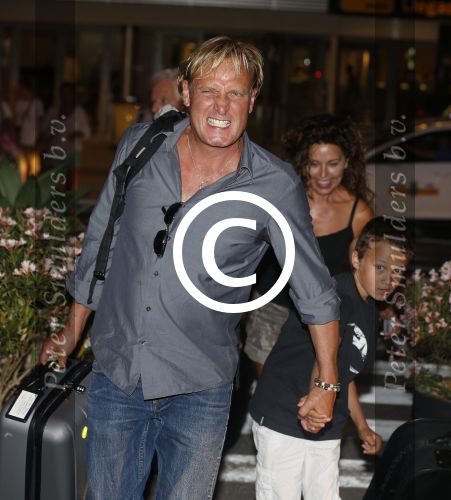 ibiza 15 juli 2013
Maribelle haalt haar zoon op op het vliegveld van ibiza met haar vriend Nicolaas Streefkerk. Ook nicolaas zijn zoon komt aan.
Peter Smulders bv