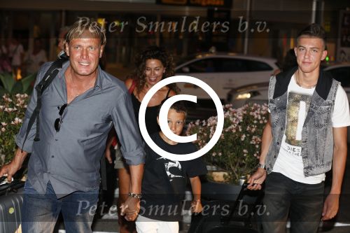 ibiza 15 juli 2013
Maribelle haalt haar zoon op op het vliegveld van ibiza met haar vriend Nicolaas Streefkerk. Ook nicolaas zijn zoon komt aan.
Peter Smulders bv