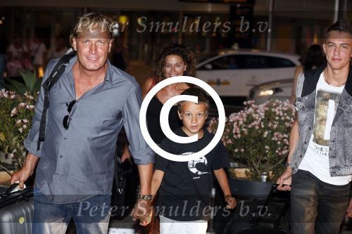 ibiza 15 juli 2013
Maribelle haalt haar zoon op op het vliegveld van ibiza met haar vriend Nicolaas Streefkerk. Ook nicolaas zijn zoon komt aan.
Peter Smulders bv