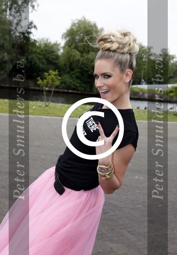 Amsterdam 26 juni 2013
Jackie\'s best dressed in the oyster club bij het olympisch stadion. Nikkie Plessen met t shirts
Peter Smulders bv