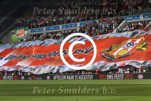 Eindhoven, 17 Augustus 2013 Kompetie wedstrijd PSV-Go Ahead Eagles, eindstand 3-0
PSV Supporters met vlag
Foto Peter Smulders BV