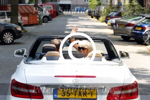 Amsterdam 23 juli 2013
Patricia Paay en Nicky v dam in hun mercedes cabrio.
Peter Smulders bv