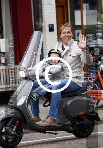 Amsterdam 12 augustus 2013
Patrick Huisman met zijn zoon op vespa scooter.
Peter Smulders bv