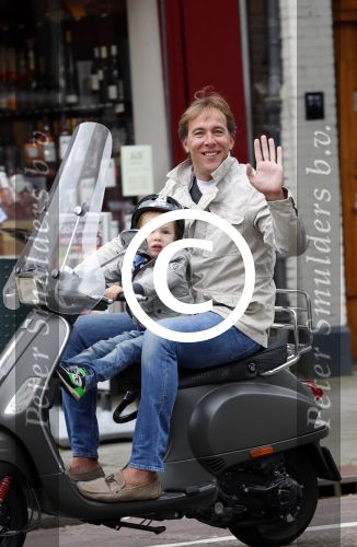 Amsterdam 12 augustus 2013
Patrick Huisman met zijn zoon op vespa scooter.
Peter Smulders bv