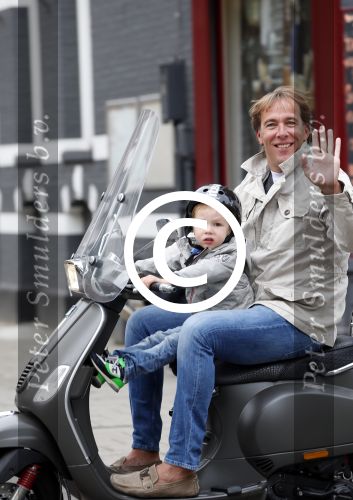 Amsterdam 12 augustus 2013
Patrick Huisman met zijn zoon op vespa scooter.
Peter Smulders bv