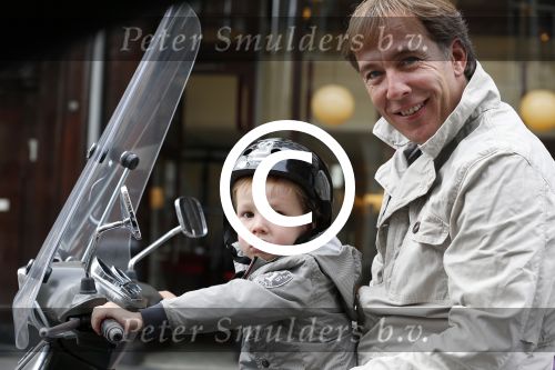 Amsterdam 12 augustus 2013
Patrick Huisman met zijn zoon op vespa scooter.
Peter Smulders bv