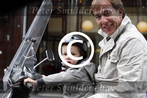 Amsterdam 12 augustus 2013
Patrick Huisman met zijn zoon op vespa scooter.
Peter Smulders bv