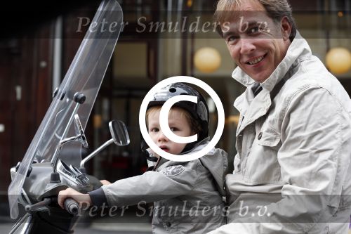 Amsterdam 12 augustus 2013
Patrick Huisman met zijn zoon op vespa scooter.
Peter Smulders bv