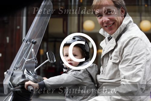 Amsterdam 12 augustus 2013
Patrick Huisman met zijn zoon op vespa scooter.
Peter Smulders bv
