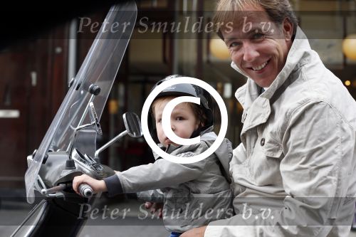 Amsterdam 12 augustus 2013
Patrick Huisman met zijn zoon op vespa scooter.
Peter Smulders bv