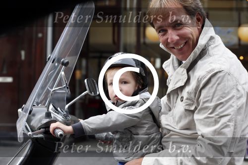 Amsterdam 12 augustus 2013
Patrick Huisman met zijn zoon op vespa scooter.
Peter Smulders bv