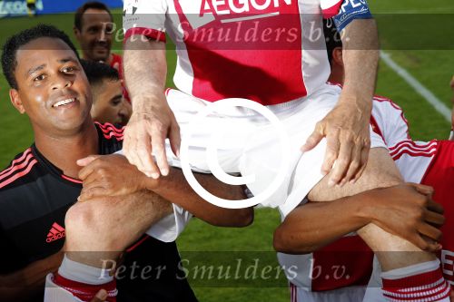 Amsterdam 3 juli 2013
Sjaak Swart 75 jaar . Hij viert dat met een wedstrijd met oud ajax spelers in het Olympisch stadion. Patrick Kluivert
Peter Smulders bv