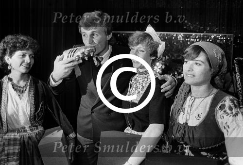 Parijs, September 1983
Uitreiling Gouden Schoen in het Lido
Zilveren Schoen winnaar Peter Houtman, spelend voor Feyenoord
Verder op de foto Bep v Houdt, Henk Koster, Cor Mooy en Soenar Chamid in gesprek met een clochard.
Foto Peter Smulders BV