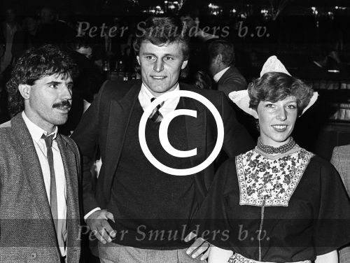 Parijs, September 1983
Uitreiling Gouden Schoen in het Lido
Zilveren Schoen winnaar Peter Houtman, spelend voor Feyenoord
Verder op de foto Bep v Houdt, Henk Koster, Cor Mooy en Soenar Chamid in gesprek met een clochard.
Foto Peter Smulders BV