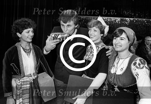 Parijs, September 1983
Uitreiling Gouden Schoen in het Lido
Zilveren Schoen winnaar Peter Houtman, spelend voor Feyenoord
Verder op de foto Bep v Houdt, Henk Koster, Cor Mooy en Soenar Chamid in gesprek met een clochard.
Foto Peter Smulders BV