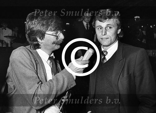 Parijs, September 1983
Uitreiling Gouden Schoen in het Lido
Zilveren Schoen winnaar Peter Houtman, spelend voor Feyenoord
Verder op de foto Bep v Houdt, Henk Koster, Cor Mooy en Soenar Chamid in gesprek met een clochard.
Foto Peter Smulders BV