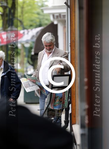 Amsterdam 1 juli 2013
Pieter Storms haalt krantje met prive chauffeur op de cornelis schuytstraat.
Peter Smulders bv