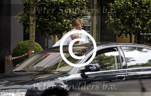 Amsterdam 1 juli 2013
Pieter Storms haalt krantje met prive chauffeur op de cornelis schuytstraat.
Peter Smulders bv