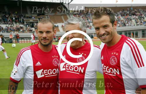 Amsterdam 3 juli 2013
Sjaak Swart 75 jaar . Hij viert dat met een wedstrijd met oud ajax spelers in het Olympisch stadion. Rafael v d Vaart en Wesley Sneijder
Peter Smulders bv