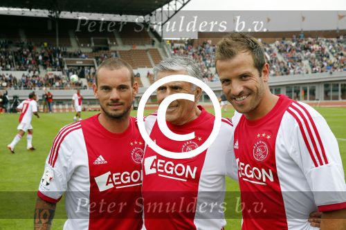 Amsterdam 3 juli 2013
Sjaak Swart 75 jaar . Hij viert dat met een wedstrijd met oud ajax spelers in het Olympisch stadion. Rafael v d Vaart en Wesley Sneijder
Peter Smulders bv