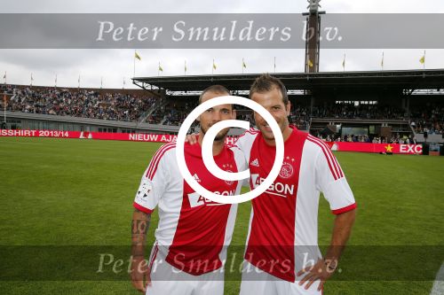 Amsterdam 3 juli 2013
Sjaak Swart 75 jaar . Hij viert dat met een wedstrijd met oud ajax spelers in het Olympisch stadion. Rafael v d Vaart en Wesley Sneijder
Peter Smulders bv