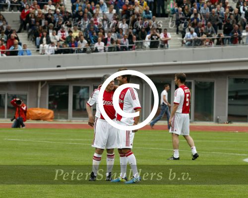 Amsterdam 3 juli 2013
Sjaak Swart 75 jaar . Hij viert dat met een wedstrijd met oud ajax spelers in het Olympisch stadion. Rafael v d Vaart met Sabia haar naam op zijn schoenen
Peter Smulders bv