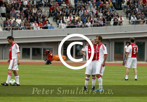 Amsterdam 3 juli 2013
Sjaak Swart 75 jaar . Hij viert dat met een wedstrijd met oud ajax spelers in het Olympisch stadion. Rafael v d Vaart met Sabia haar naam op zijn schoenen
Peter Smulders bv