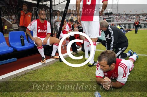 Amsterdam 3 juli 2013
Sjaak Swart 75 jaar . Hij viert dat met een wedstrijd met oud ajax spelers in het Olympisch stadion. Rafael v d Vaart met Sabia haar naam op zijn schoenen
Peter Smulders bv