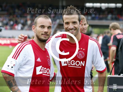 Amsterdam 3 juli 2013
Sjaak Swart 75 jaar . Hij viert dat met een wedstrijd met oud ajax spelers in het Olympisch stadion. Rafael v d Vaart en Wesley Sneijder
Peter Smulders bv