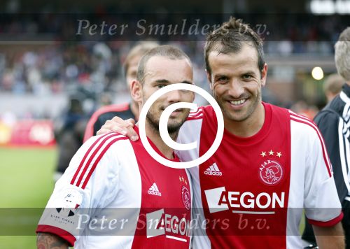Amsterdam 3 juli 2013
Sjaak Swart 75 jaar . Hij viert dat met een wedstrijd met oud ajax spelers in het Olympisch stadion. Rafael v d Vaart en Wesley Sneijder
Peter Smulders bv