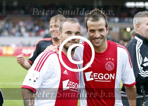 Amsterdam 3 juli 2013
Sjaak Swart 75 jaar . Hij viert dat met een wedstrijd met oud ajax spelers in het Olympisch stadion. Rafael v d Vaart en Wesley Sneijder
Peter Smulders bv