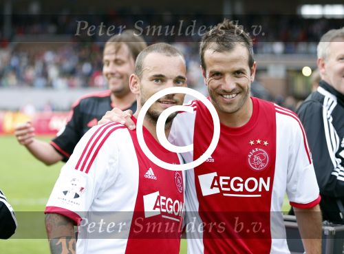 Amsterdam 3 juli 2013
Sjaak Swart 75 jaar . Hij viert dat met een wedstrijd met oud ajax spelers in het Olympisch stadion. Rafael v d Vaart en Wesley Sneijder
Peter Smulders bv