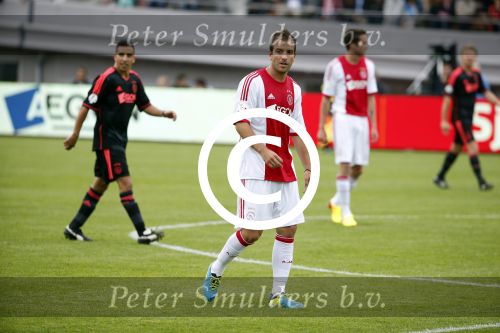 Amsterdam 3 juli 2013
Sjaak Swart 75 jaar . Hij viert dat met een wedstrijd met oud ajax spelers in het Olympisch stadion. Rafael v d Vaart met Sabia haar naam op zijn schoenen
Peter Smulders bv
