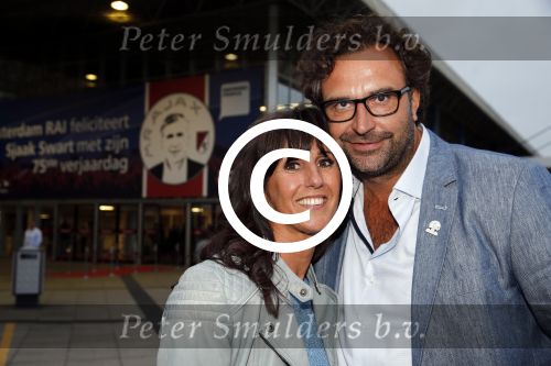 Amsterdam 3 juli 2013
Sjaak Swart 75 jaar . Hij viert dat met een wedstrijd met oud ajax spelers in het Olympisch stadion. Rebecca Swart met vriend
Peter Smulders bv
