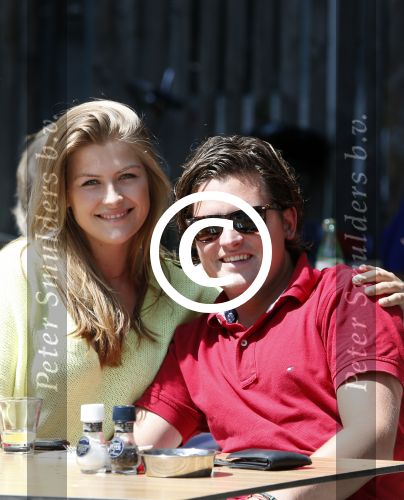 Amsterdam 9 juli 2013
Renee Gunning met nieuwe vriend op terras bij Loetje.
Peter Smulders bv