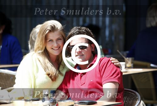 Amsterdam 9 juli 2013
Renee Gunning met nieuwe vriend op terras bij Loetje.
Peter Smulders bv