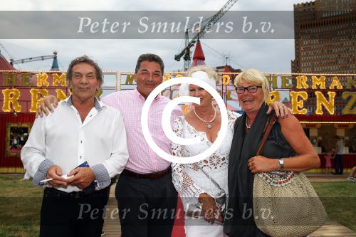 Amsterdam, 5 Augustus 2013
Premiere Circus Herman Renz
Ria Valk met haar ex-vriend en andere vrienden
Foto Peter Smulders BV