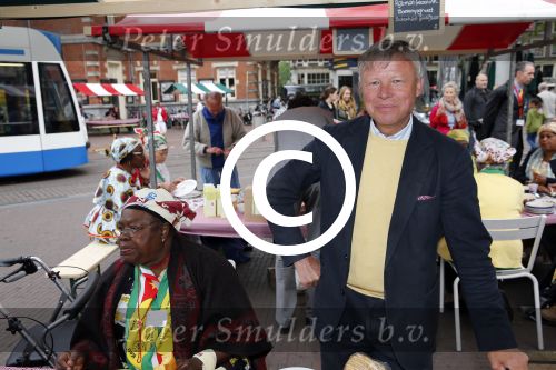 Amsterdam 1 juli 2013
Prominenten serveren 1 juli Keti Koti Ontbijt bij herdenking slavernijverleden op het Leidse Plein. Rijkman Groenink
Peter Smulders bv