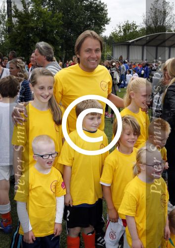 Amsterdam 29 juni 2013
Voetbaltournooi op de toekomst (ajax) voor de stichting de upside van down
met diverse bn ers en oud voetballers.. Syndroom van down. Rob Witschge
Peter Smulders bv