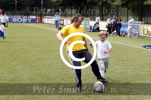 Amsterdam 29 juni 2013
Voetbaltournooi op de toekomst (ajax) voor de stichting de upside van down
met diverse bn ers en oud voetballers.. Syndroom van down. Rob Witschge
Peter Smulders bv