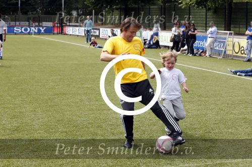 Amsterdam 29 juni 2013
Voetbaltournooi op de toekomst (ajax) voor de stichting de upside van down
met diverse bn ers en oud voetballers.. Syndroom van down. Rob Witschge
Peter Smulders bv
