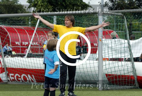 Amsterdam 29 juni 2013
Voetbaltournooi op de toekomst (ajax) voor de stichting de upside van down
met diverse bn ers en oud voetballers.. Syndroom van down. Rob Witschge
Peter Smulders bv