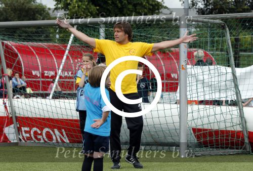 Amsterdam 29 juni 2013
Voetbaltournooi op de toekomst (ajax) voor de stichting de upside van down
met diverse bn ers en oud voetballers.. Syndroom van down. Rob Witschge
Peter Smulders bv