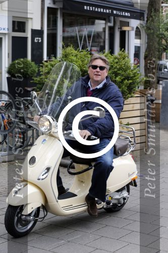 Amsterdam 24 juni 2013
Robbie Hofman op zijn vespa scooter
Peter Smulders bv
