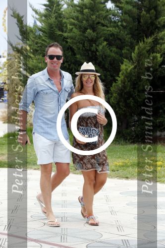 ibiza 13 juli 2013
Robert Doornbos en zijn verloofde/vriendin Chantal Bles lopen over de boulevard op ibiza.
Peter Smulders bv