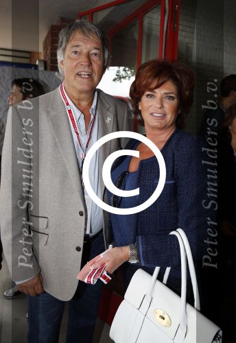 Amsterdam 3 juli 2013
Sjaak Swart 75 jaar . Hij viert dat met een wedstrijd met oud ajax spelers in het Olympisch stadion. Ron en Yvonne Brandsteder
Peter Smulders bv