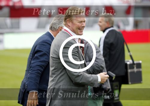 Amsterdam 3 juli 2013
Sjaak Swart 75 jaar . Hij viert dat met een wedstrijd met oud ajax spelers in het Olympisch stadion. Ronald Koeman en Guus Hiddink
Peter Smulders bv