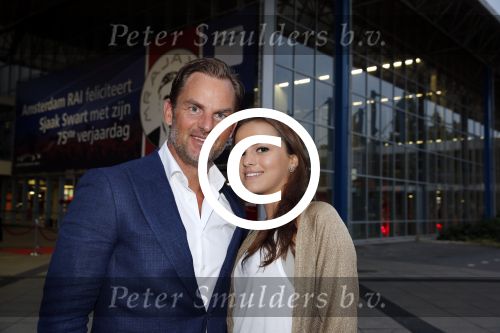 Amsterdam 3 juli 2013
Sjaak Swart 75 jaar . Hij viert dat met een wedstrijd met oud ajax spelers in het Olympisch stadion. Ronald de Boer met dochter
Peter Smulders bv