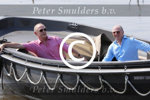 Loosdrecht 22 juli 2013
Ronnie Tober en Jan Jochems op boot varen op de vecht.
Peter Smulders bv